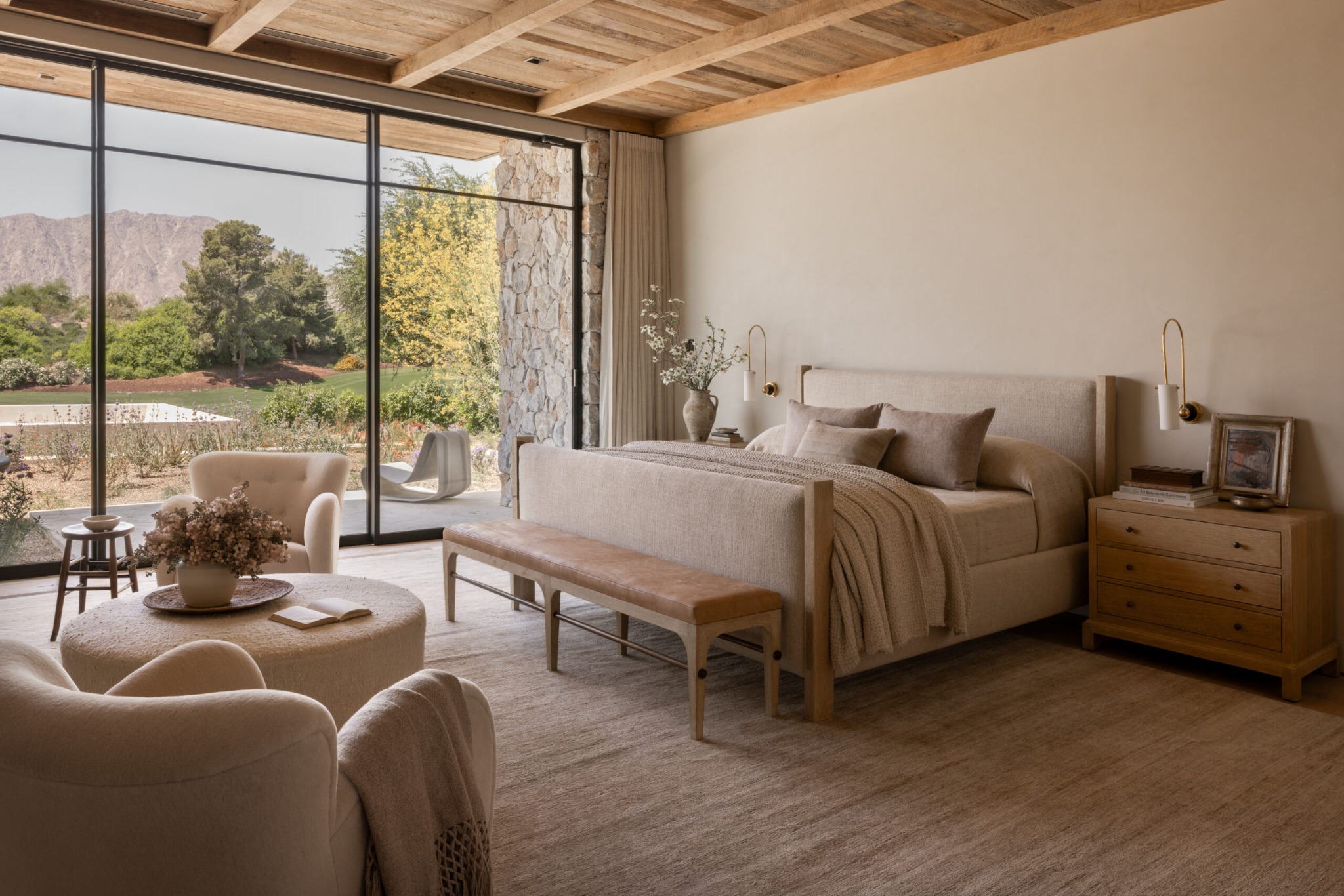 Quarto integrado à paisagem com materiais naturais e paleta neutra